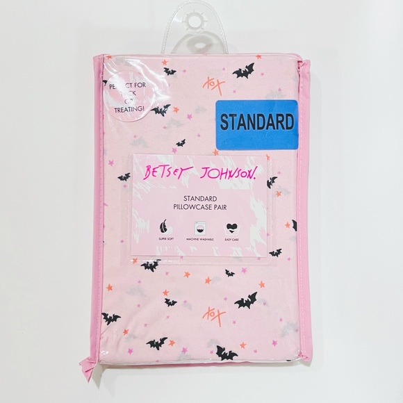 NWT Betsey Johnson Halloween Pink ‘Starry Bats’ Standard Pillowcase Set of 2 - Picture 1 of 5